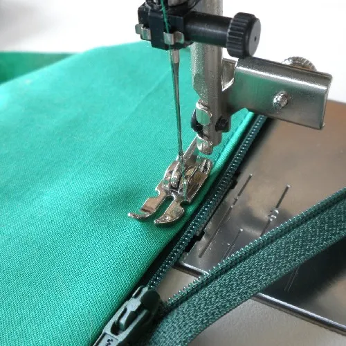 Adjustable Narrow Zipper/Straight Stitch Foot